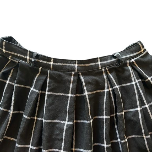 Hott Topic Black and White Plaid Pleated Mini Skirt Size Large - Picture 2 of 7
